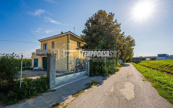 casa indipendente in vendita a Galliera