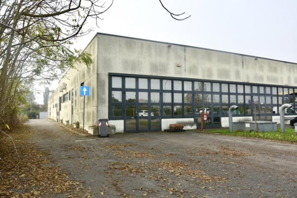 locale commerciale in vendita a Galliera