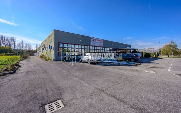 locale commerciale in vendita a Galliera