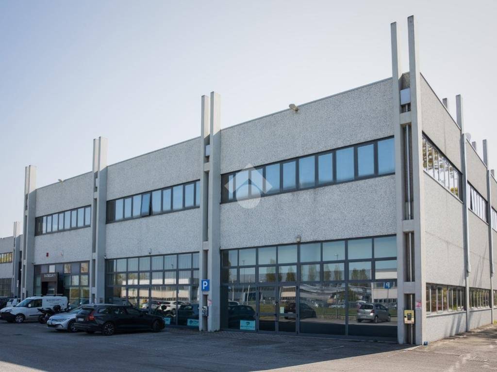 locale commerciale in vendita a Granarolo dell'Emilia in zona Cadriano