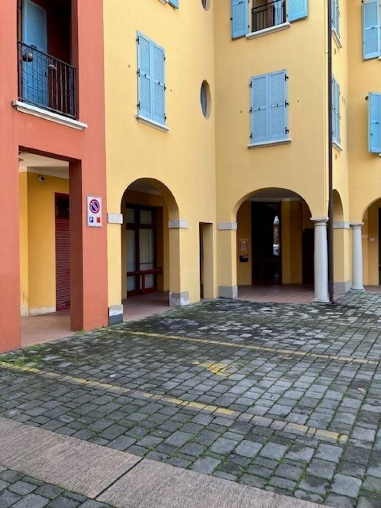locale commerciale in vendita a Granarolo dell'Emilia in zona Cadriano