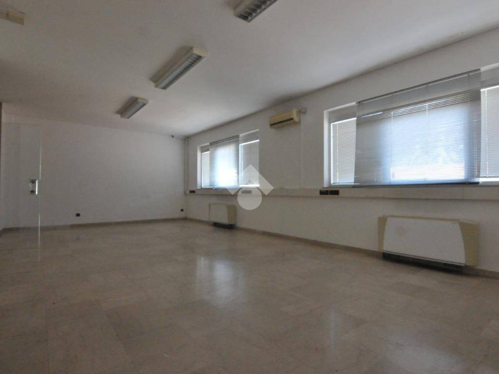 ufficio in vendita a Granarolo dell'Emilia in zona Quarto Inferiore