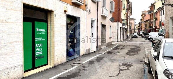 negozio in vendita ad Imola