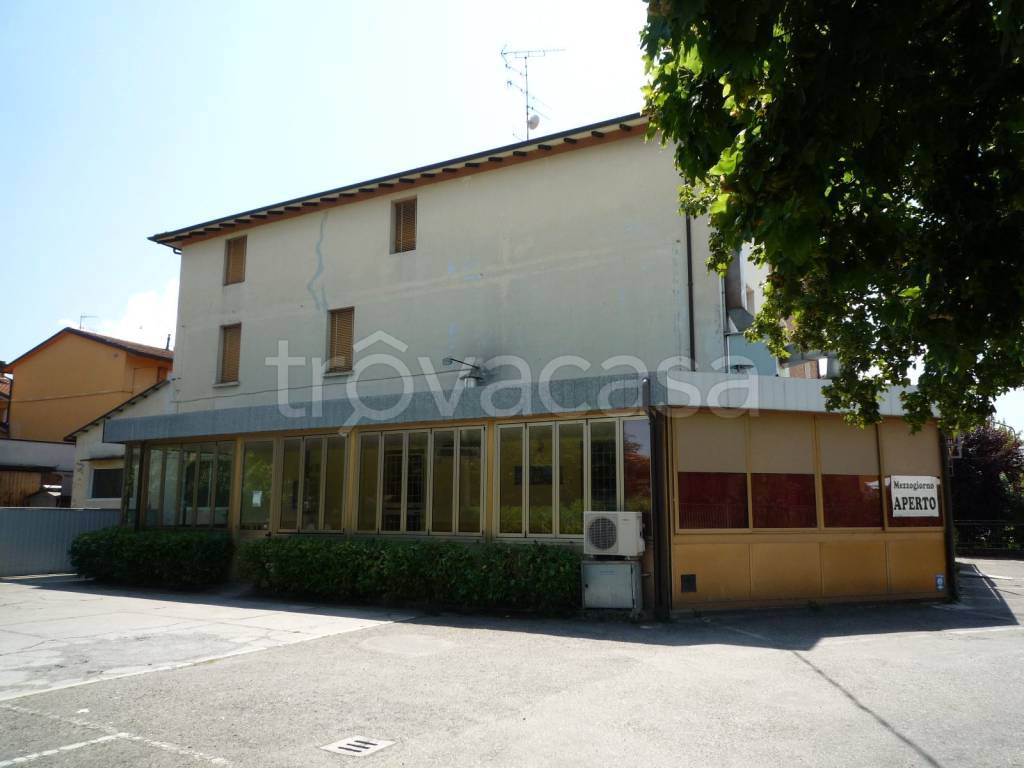 negozio in vendita ad Imola in zona Ponticelli