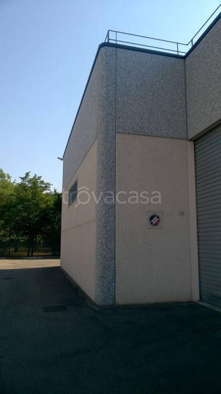 locale commerciale in vendita ad Imola