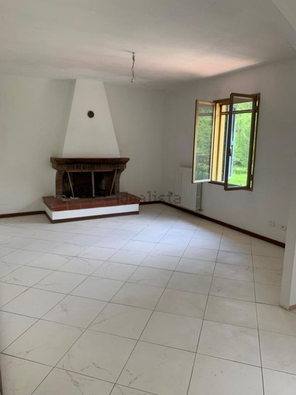 locale di sgombero in vendita ad Imola