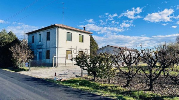 casa indipendente in vendita ad Imola in zona Area Industriale