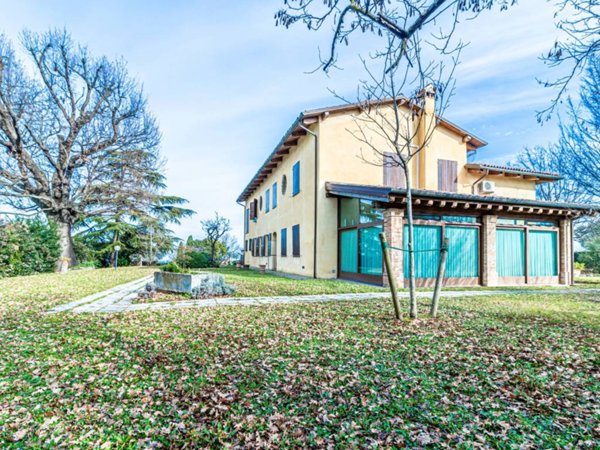 casa indipendente in vendita ad Imola in zona Centro Storico