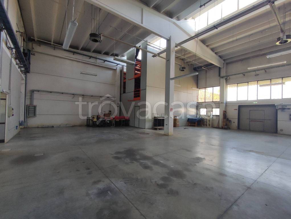 locale commerciale in vendita ad Imola in zona Area Industriale