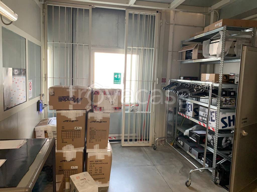 negozio in vendita ad Imola in zona Area Industriale