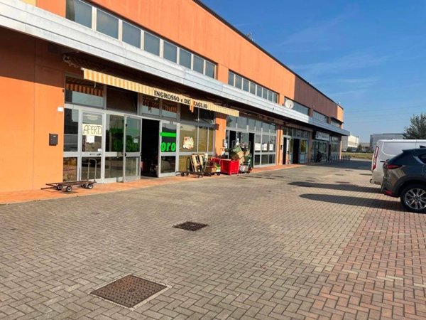 negozio in vendita ad Imola in zona Càsola Canina
