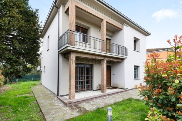 casa indipendente in vendita ad Imola in zona Centro Storico