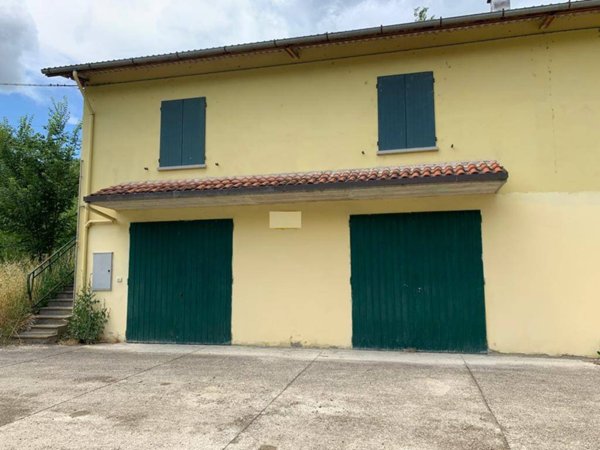 locale commerciale in vendita ad Imola in zona Ponticelli