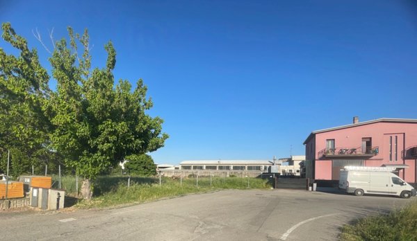 locale di sgombero in vendita ad Imola