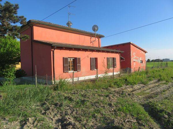 casa indipendente in vendita ad Imola in zona Spazzate Sassatelli