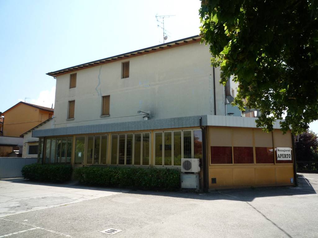 negozio in vendita ad Imola in zona Ponticelli