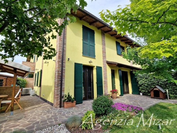 casa indipendente in vendita ad Imola in zona Area Industriale