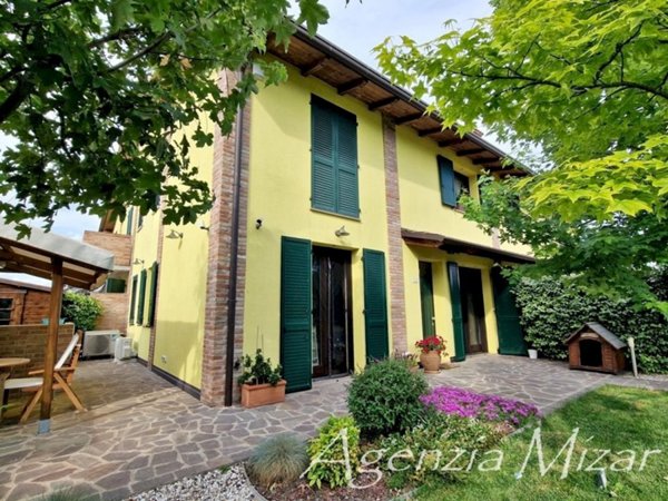 casa indipendente in vendita ad Imola in zona Area Industriale