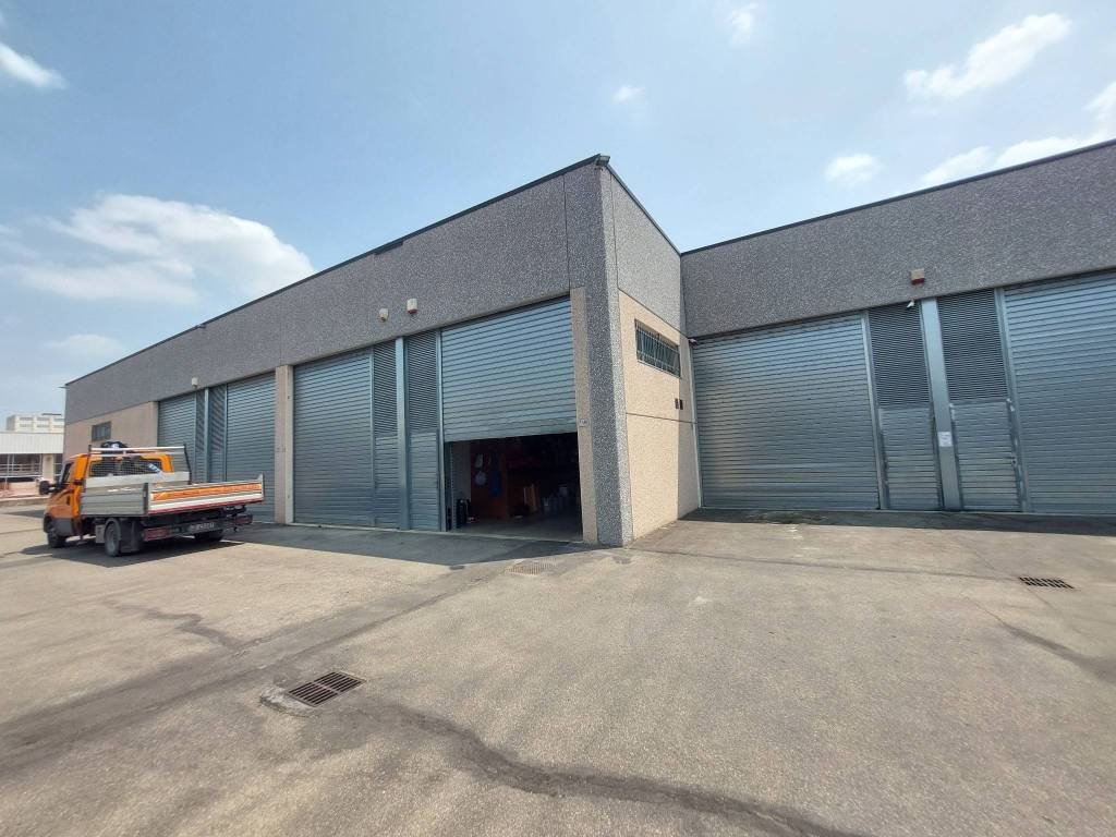 locale commerciale in vendita ad Imola in zona Area Industriale