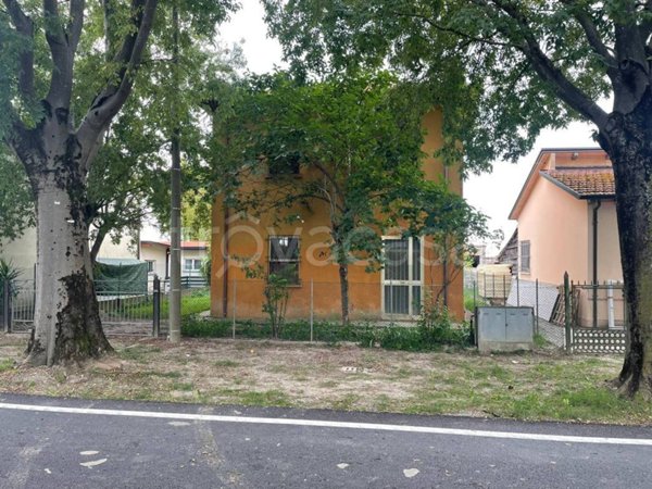 casa indipendente in vendita ad Imola in zona Spazzate Sassatelli