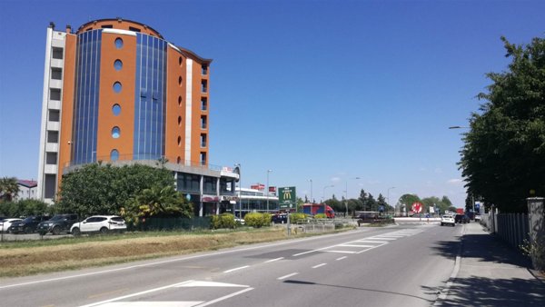 ufficio in vendita ad Imola in zona Area Industriale