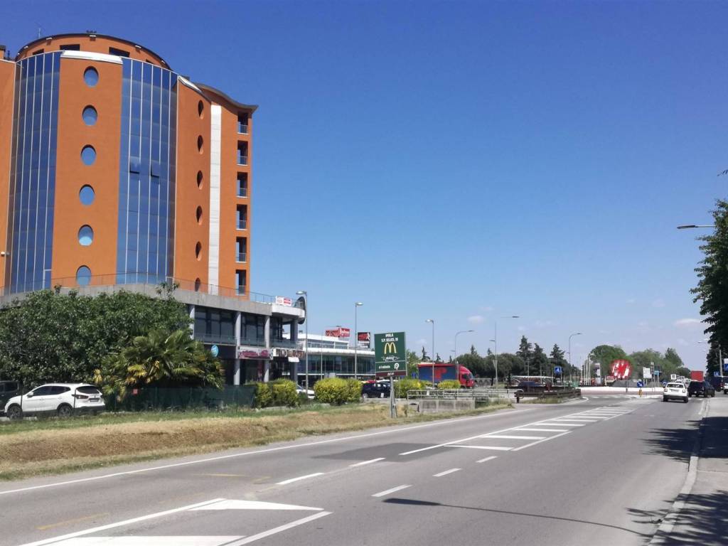 ufficio in vendita ad Imola in zona Area Industriale
