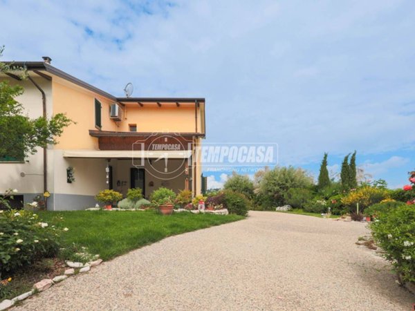 casa indipendente in vendita ad Imola in zona Ponticelli