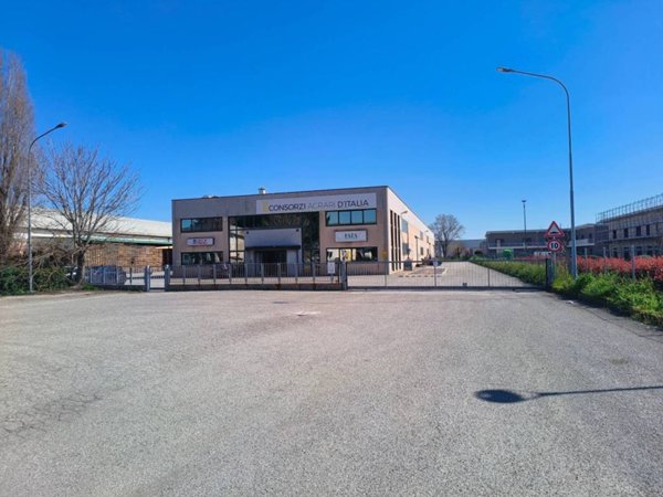 negozio in vendita ad Imola in zona Area Industriale