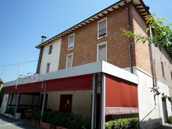 negozio in vendita ad Imola in zona Fabbrica