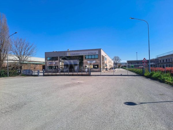 negozio in vendita ad Imola in zona Fabbrica