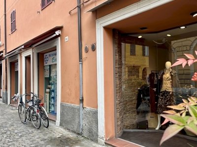 locale commerciale in vendita ad Imola