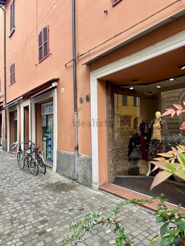 locale commerciale in vendita ad Imola