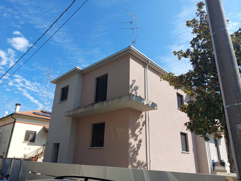 casa indipendente in vendita ad Imola