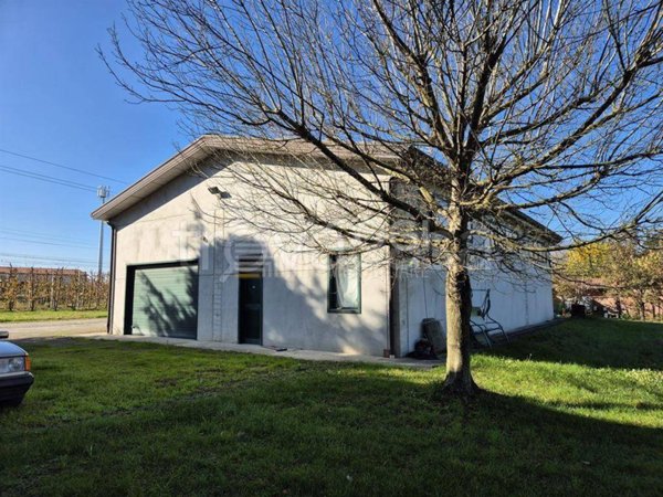 locale di sgombero in vendita ad Imola