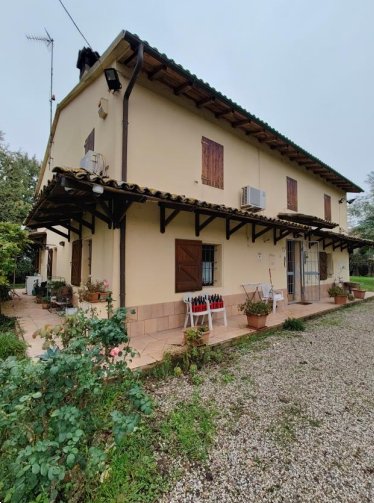 casa indipendente in vendita ad Imola in zona Spazzate Sassatelli