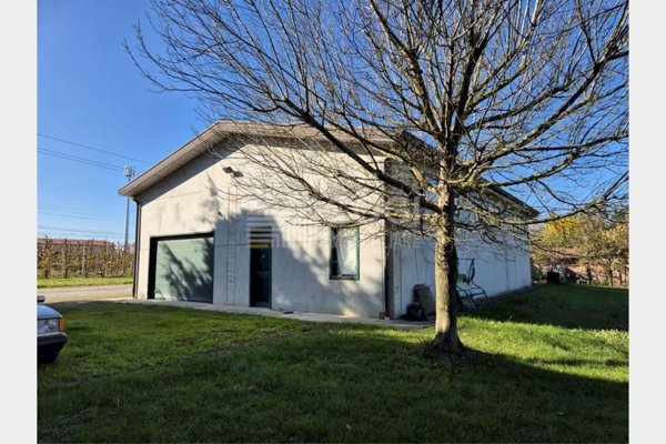 locale di sgombero in vendita ad Imola