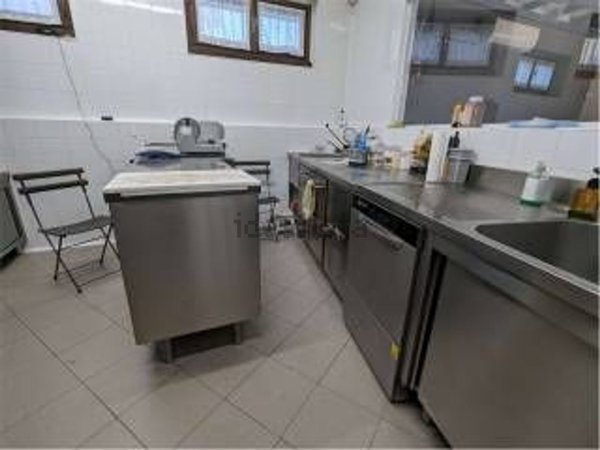 negozio in vendita ad Imola