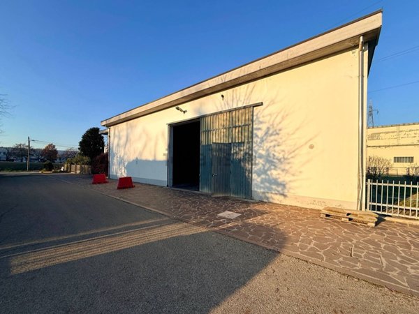 locale di sgombero in vendita ad Imola