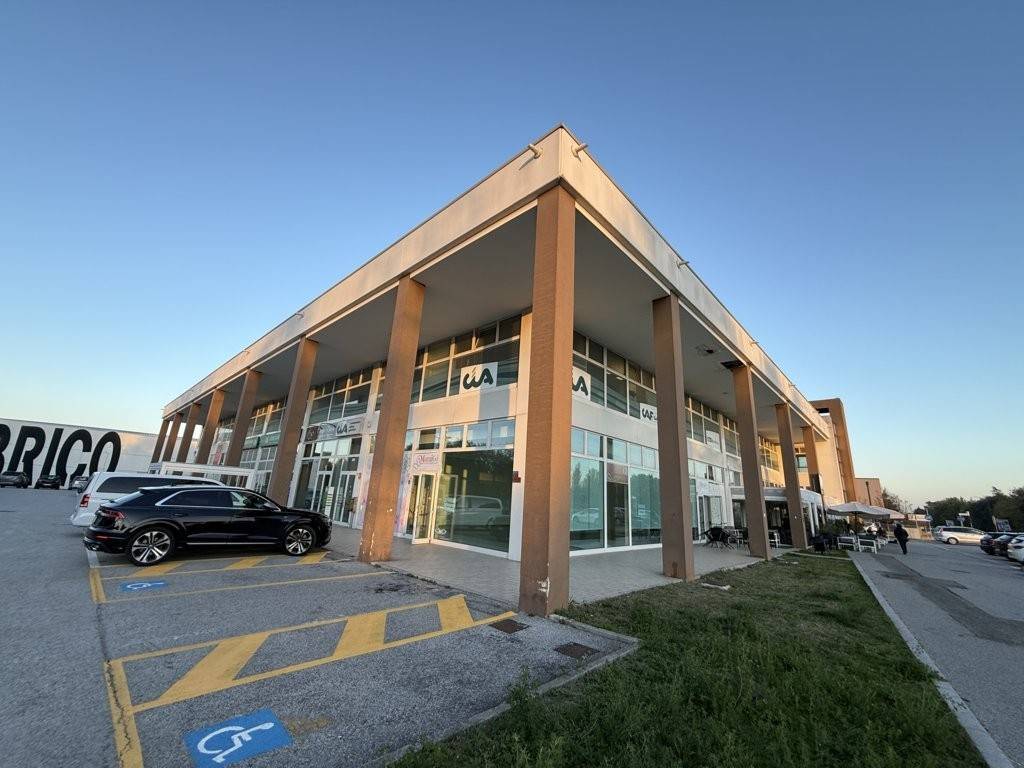 negozio in vendita ad Imola in zona Area Industriale