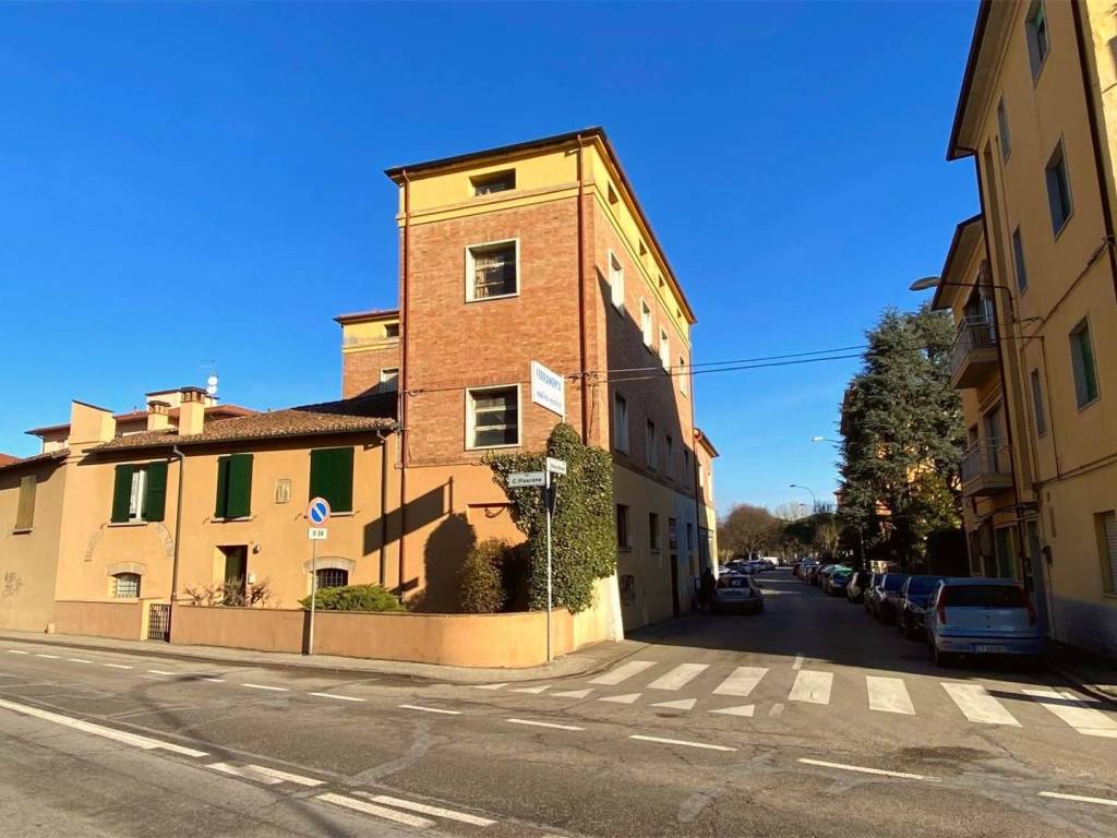 negozio in vendita ad Imola