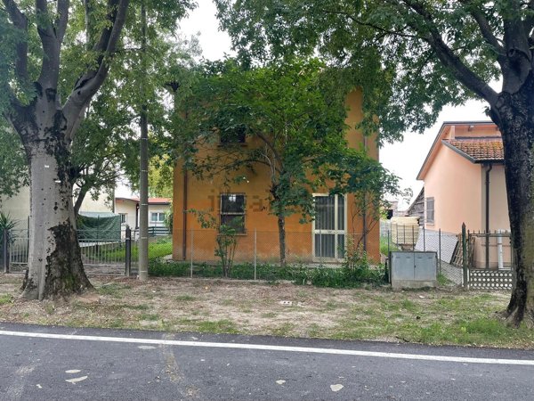 casa indipendente in vendita ad Imola in zona Spazzate Sassatelli