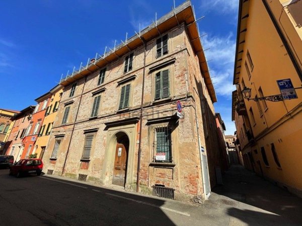 intera palazzina in vendita ad Imola in zona Centro Storico