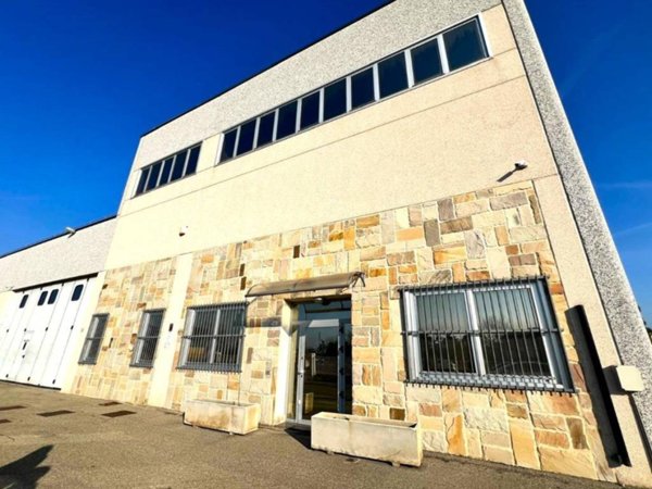 locale commerciale in vendita ad Imola in zona Area Industriale