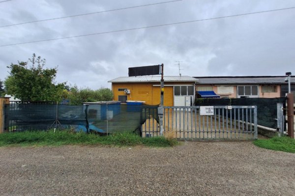 ufficio in vendita ad Imola in zona Area Industriale