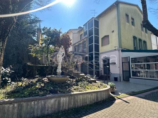 negozio in vendita ad Imola in zona Ponticelli