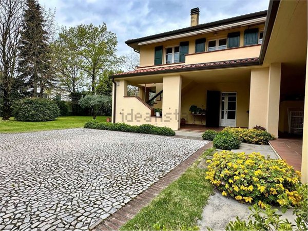 casa indipendente in vendita ad Imola in zona Area Industriale