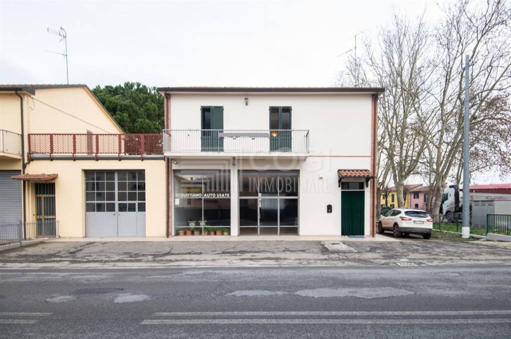 locale commerciale in vendita ad Imola