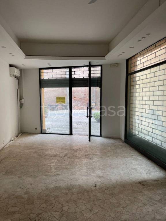 negozio in vendita ad Imola