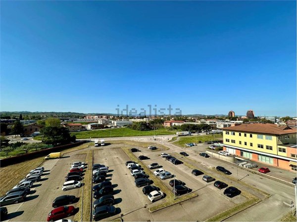 ufficio in vendita ad Imola in zona Area Industriale