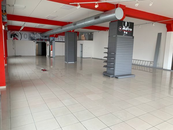 locale commerciale in vendita ad Imola